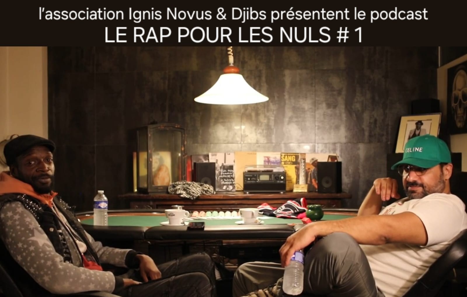 Djib’s en conversation avec un invité pendant le podcast